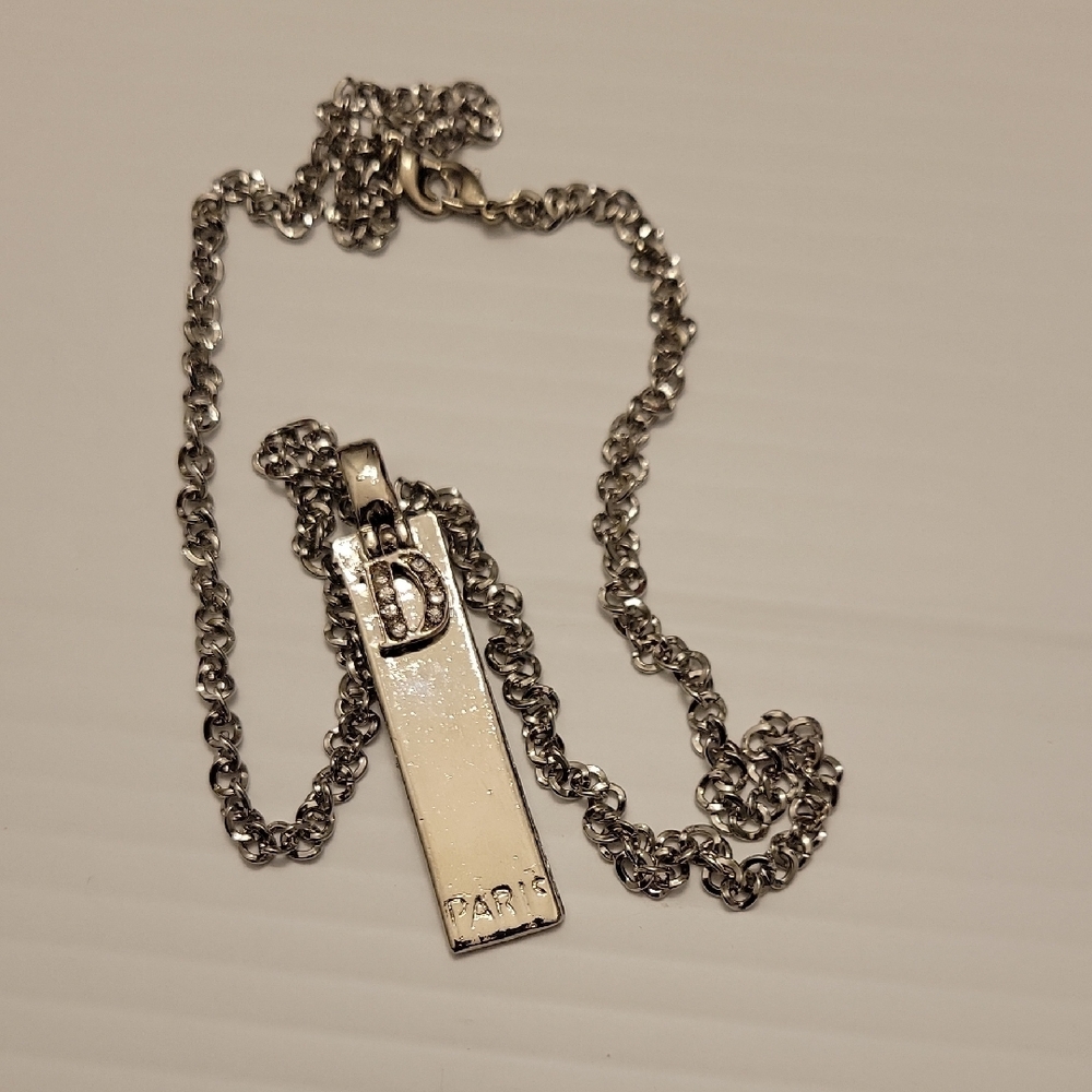Elegant Silver Pendant Necklace